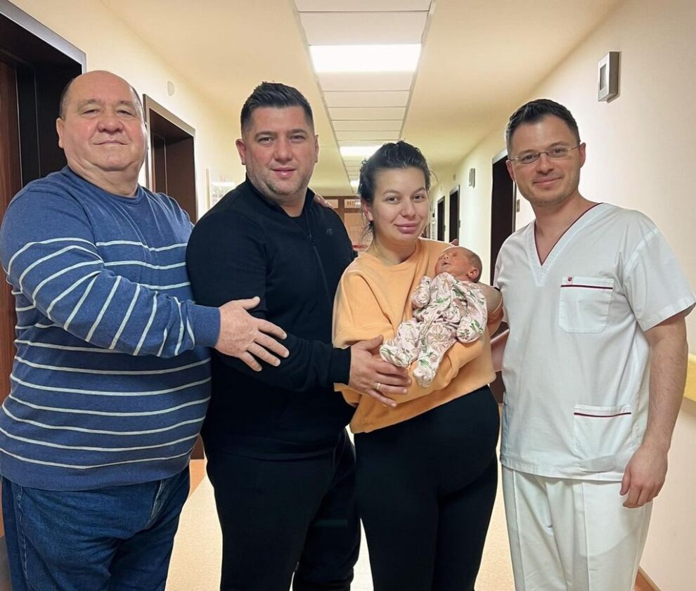 O familie sărbătorește trei generații născute în aceeași zi de 1 ianuarie