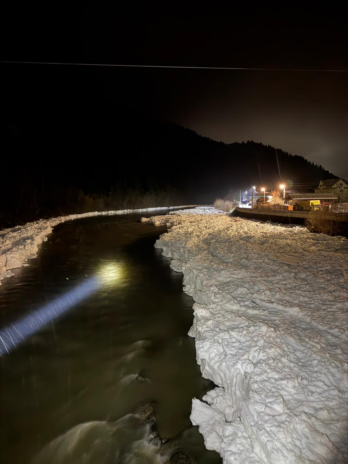 ISU Neamț și Apele Române monitorizează fenomenul de zăpor pe Bistrița