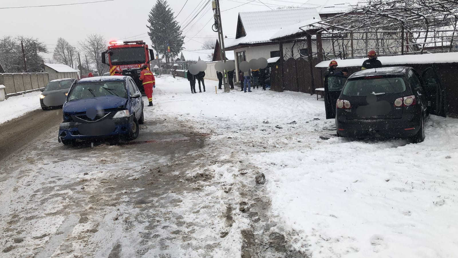 Patru persoane au primit îngrijiri medicale după un accident în Borleşti