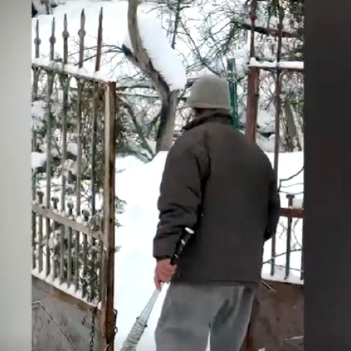 Bărbat înarmat blochează intervenția echipelor de deszăpezire în Deva