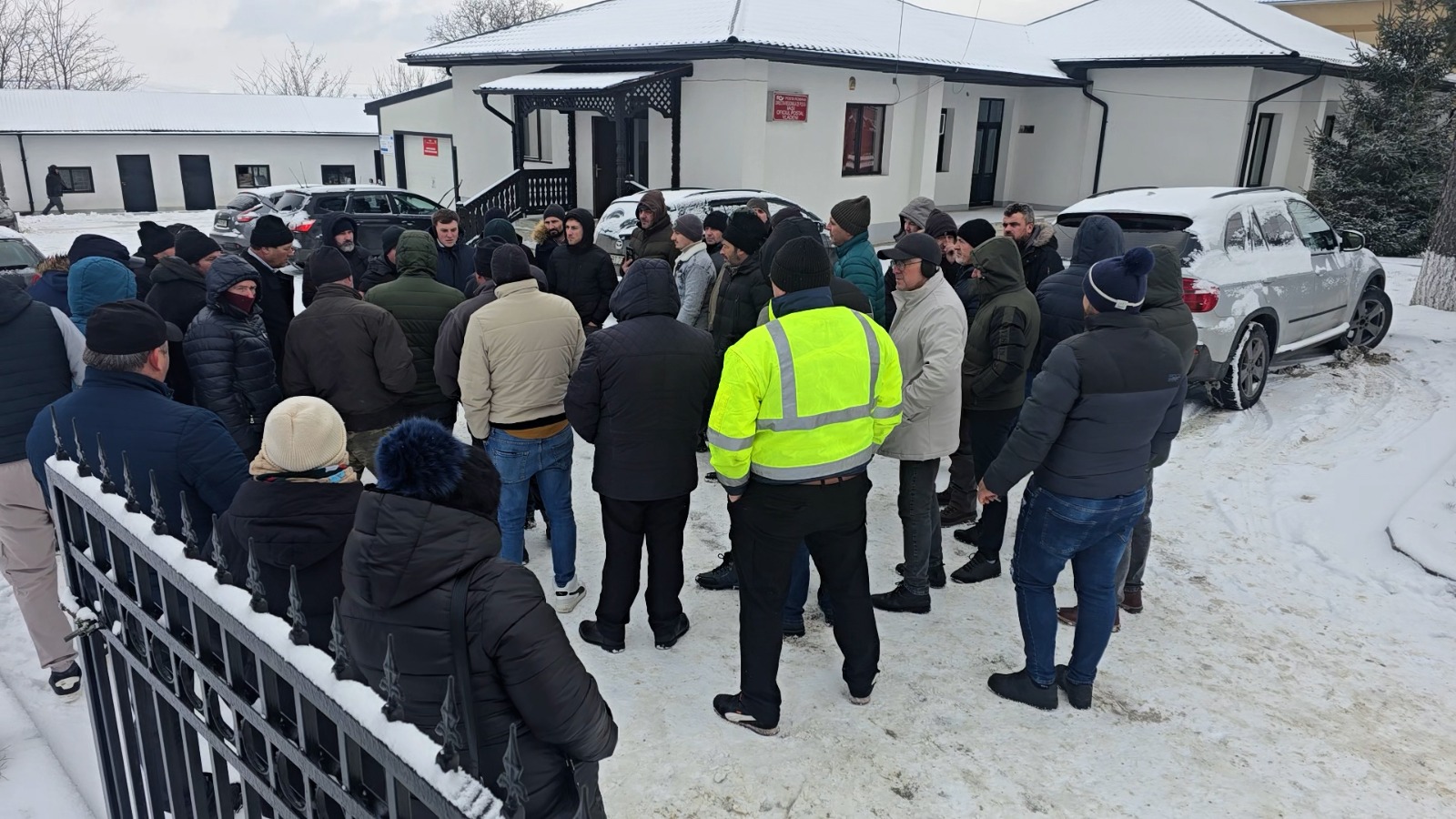 Locuitorii din Vlădeni protestează față de majorarea impozitelor cu 60% în 2026