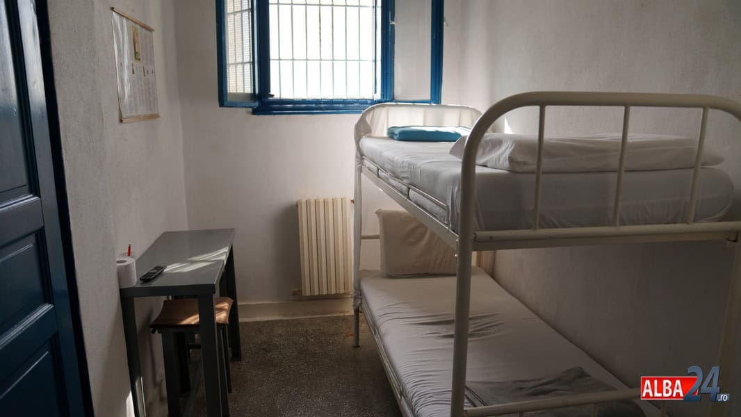 Judecătoria Aiud respinge cererea de eliberare condiționată a unui deținut pentru viol