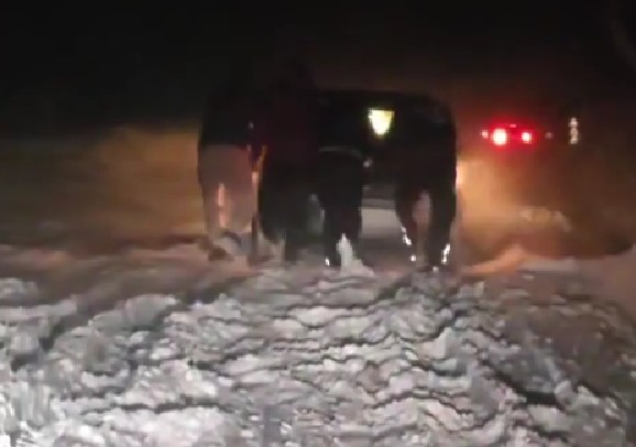 Șoferii blocați pe drumul dintre Mihai Viteazu și Săveni din județul Botoșani din cauza viscolului