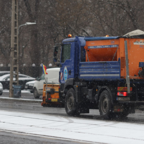 Pompierii și autoritățile din București acționează pentru siguranța traficului în condiții meteo dificile