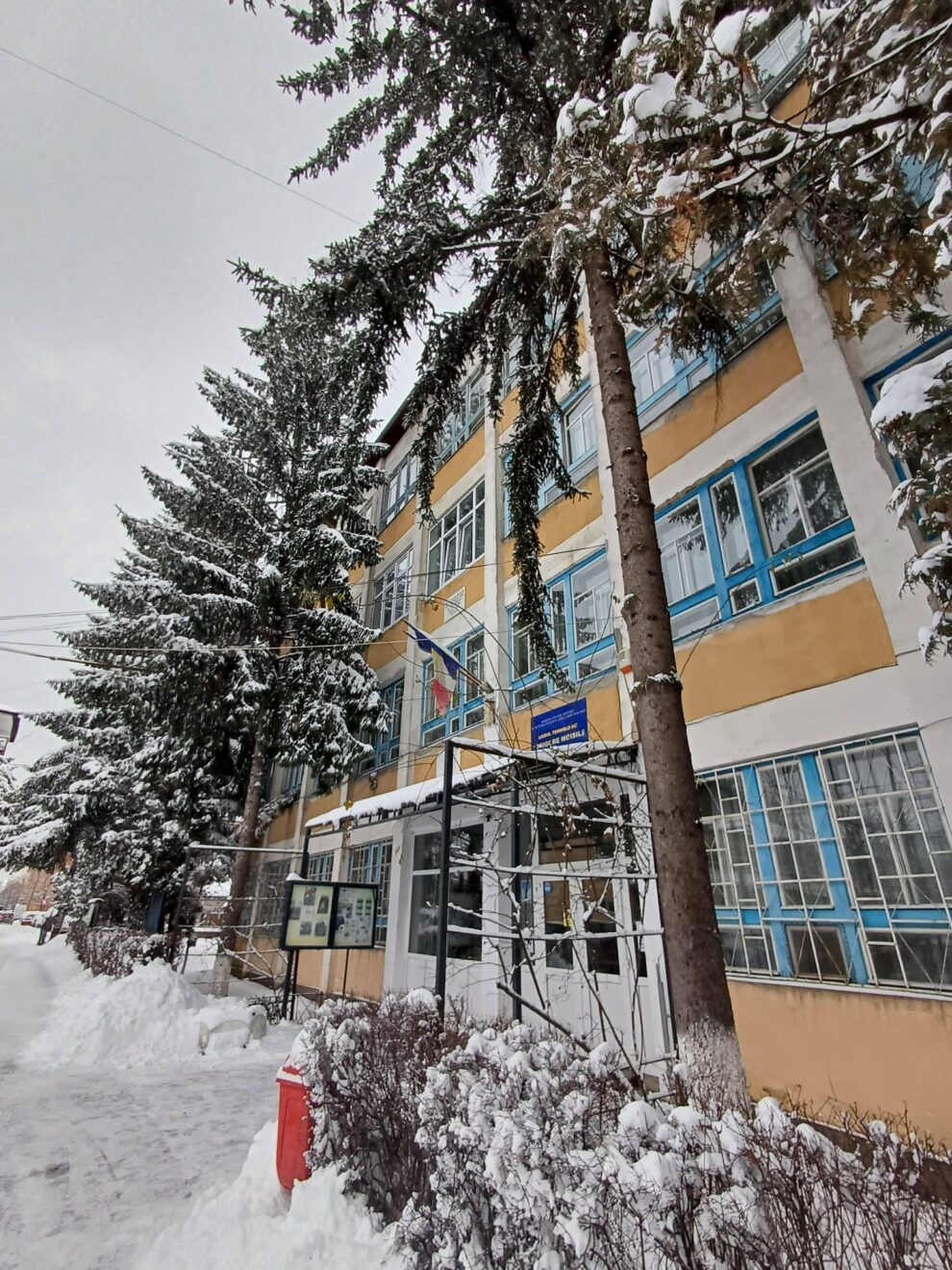 Prefectura suspendă cursurile fizice în Bistrița din cauza vremii severe