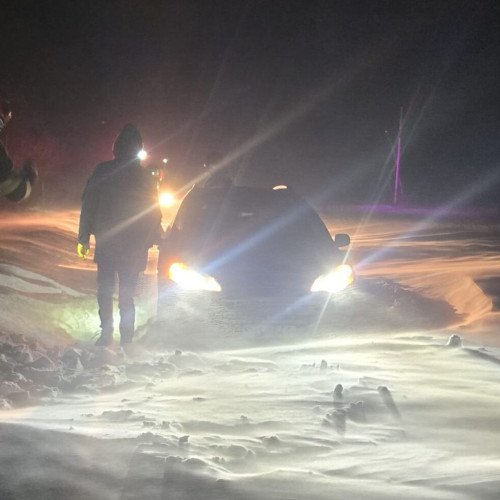 Salvatori cu șenilata intervin pentru a salva o femeie însărcinată și un bărbat blocați în zăpadă în județul Botoșani