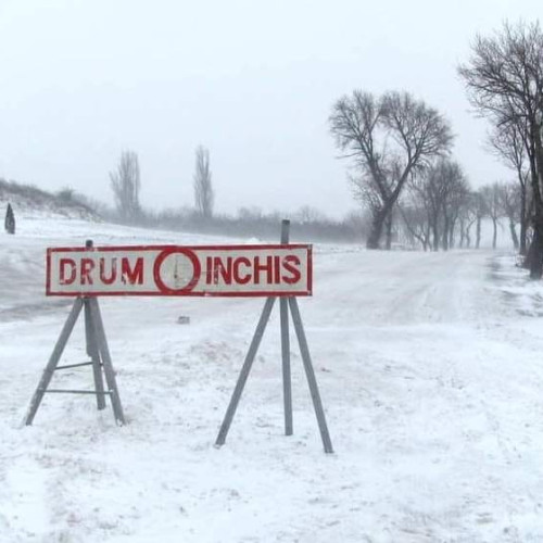 Circulația pe mai multe drumuri naționale și județene din Botoșani rămâne îngreunată