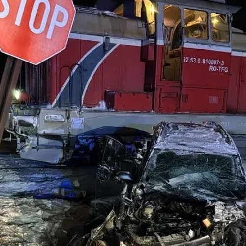 Tânăr de 21 de ani rănit după ce a intrat cu mașina în fața unei locomotive la Făget