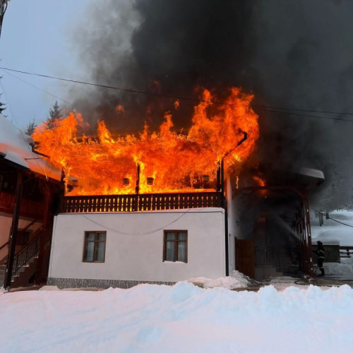 Pompierii acționează pentru stingerea unui incendiu la o anexă în satul Nămăiești