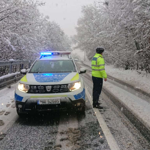 Autoritățile din Alba închid temporar patru drumuri județene din cauza viscolului