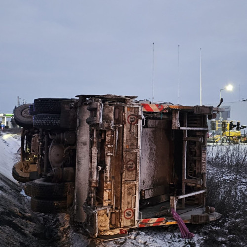 O mașină de gunoi s-a răsturnat pe DN2-E 85 în satul Traian