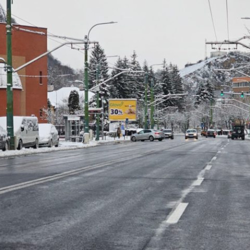 Pompierii intervin în peste 30 de localități afectate de ninsori și viscol