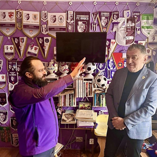 Primarul Cristian Gentea vizitează colecția impresionantă dedicată FC Argeș din Pitești