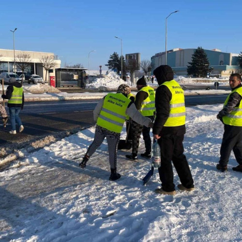 Beneficiarii de ajutor social ajută la deszăpezirea Alba Iulia