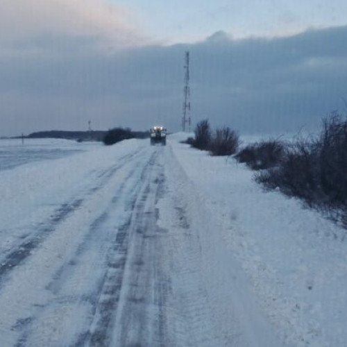 Drumarii intervenind intens pentru menținerea circulației în condiții de siguranță pe drumurile afectate de ninsoare