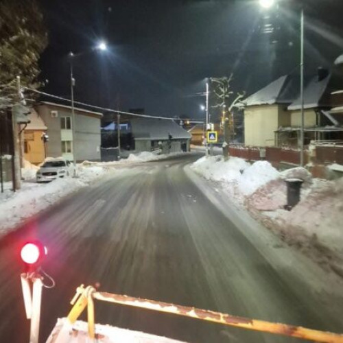 Operatorii de drum județean din Hunedoara acționează continuu cu utilaje pentru curățarea sectoarelor afectate de iarnă