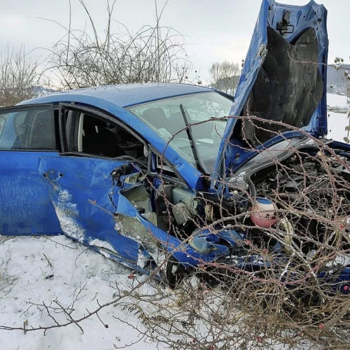 Trei persoane rănite în urma unui accident între un autoturism și un tractor la Teaca