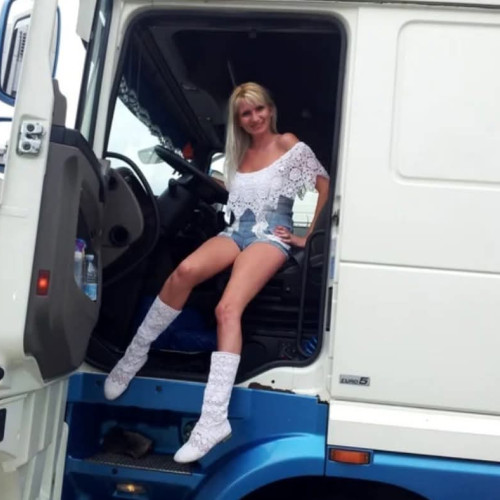 Crina, româncă șofer de TIR în Italia, urmează visul tatălui său cu determinare