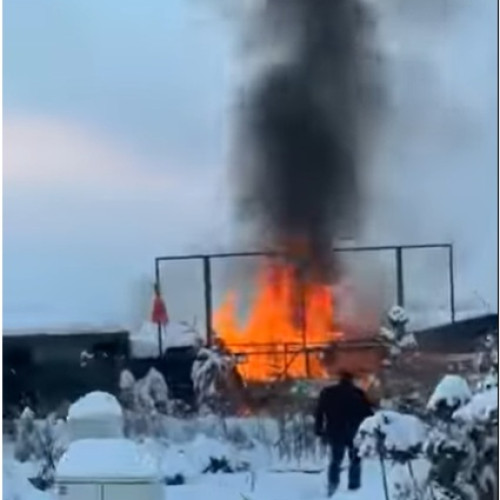 Pompierii intervin pentru stingerea unui incendiu la o proprietate din Recea