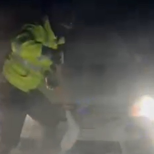 Doi polițiști din Botoșani au ajutat la deszăpezirea unei mașini blocate pe DJ 293