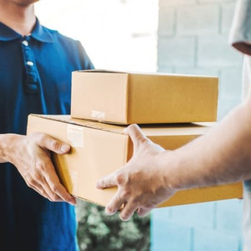 Peste jumătate din coletele extracomunitare sosite în România plătesc „taxa Temu” începând cu 2026