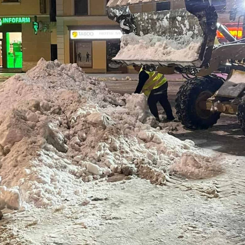 Primăria Sebeș a intervenit pe timpul nopții pentru deszăpezirea municipiului