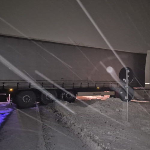 Un TIR a derapat și a blocat drumul vechi între Sebeș și Vințu de Jos