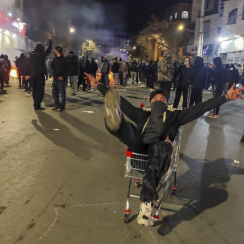 Proteste masive în Iran și înăsprirea represiunii pe fondul convocărilor pentru grevă generală