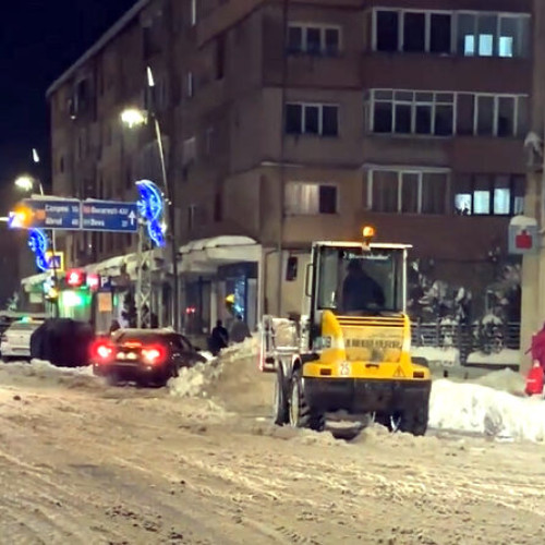 În municipiul Brad continuă deszăpezirea intensă pentru menținerea circulației
