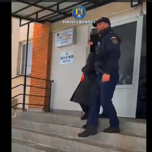 Tânără reținută pentru înșelăciune după comandarea unor articole vestimentare