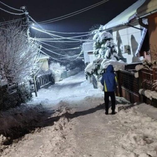 Echipajele din Hunedoara continuă intervențiile pentru remedieri după căderile masive de zăpadă