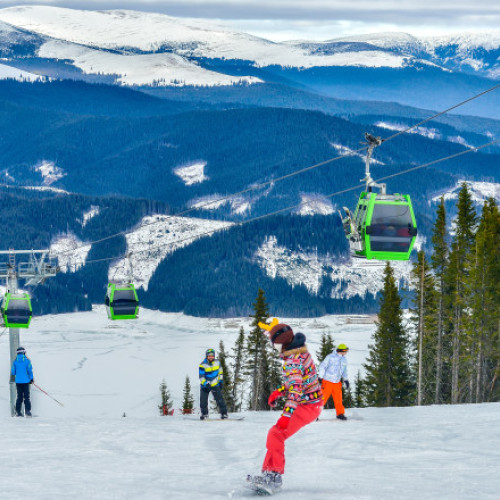 Salvamont căută trei copii rătăciți în zona pârtiei din Voineasa