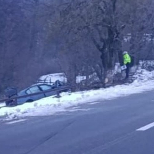 Șoferiță din Tomșani pierde controlul mașinii și se izbește de un copac
