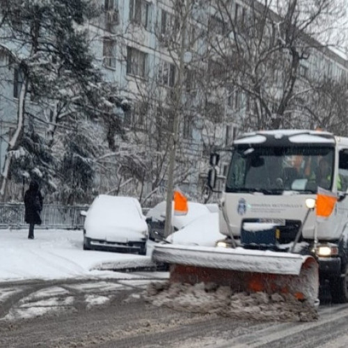 Primăria Capitalei și CNAB mențin intervenția în condiții de iarnă în București și pe aeroporturi