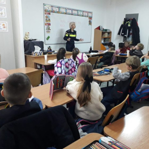 Polițiștii din Baia Mare susțin prevenirea violenței în școli prin dialog cu elevii