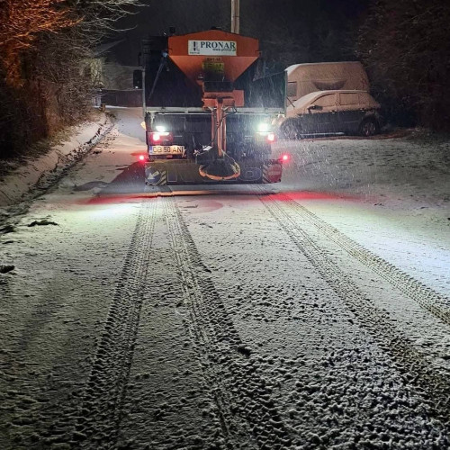 Primăria Aninoasa intervine continuu pe drumuri din cauza ninsorii