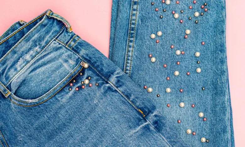 Blugii cu sclipici adaugă personalitate și energie ținutelor simple
