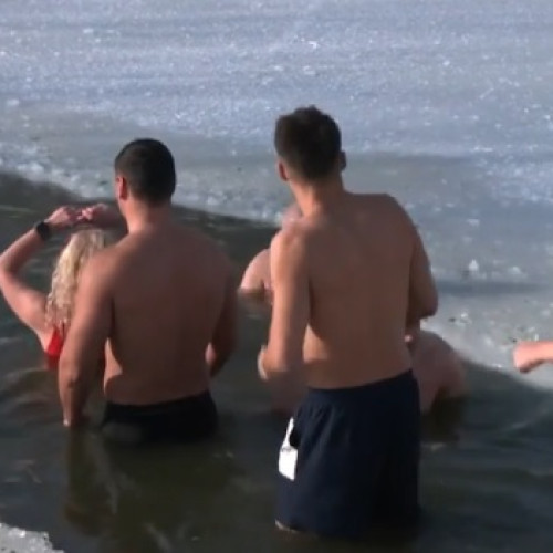 50 de persoane se scaldă în apă înghețată la Giroc pentru a-și testa rezistența