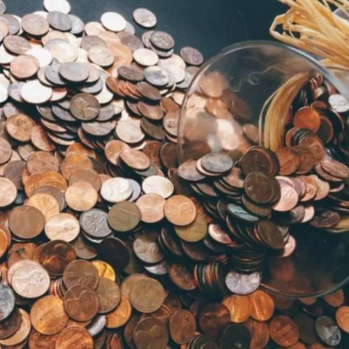 Protest original la Suceava: un bărbat a plătit taxele locale cu o sacoșă plină de monede