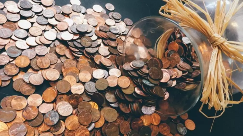 Protest original la Suceava: un bărbat a plătit taxele locale cu o sacoșă plină de monede