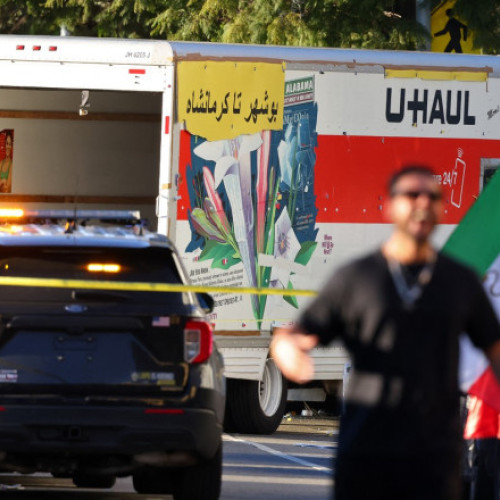 Două persoane rănite după ce un camion a intrat în manifestanți la Los Angeles