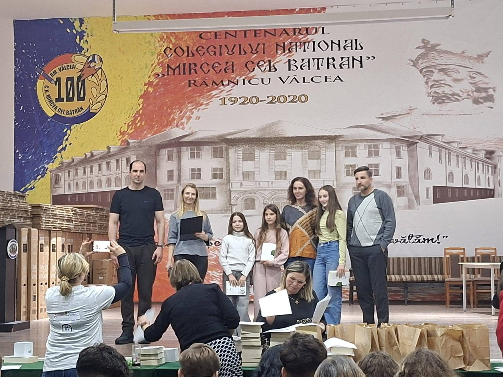 Trupa Vatra Dacică din Polovragi a câștigat premii importante la Festivalul de Teatru Amza Pellea