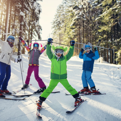 Elevii din România vor avea vacanță de schi între 9 februarie și 1 martie 2026, în funcție de județ