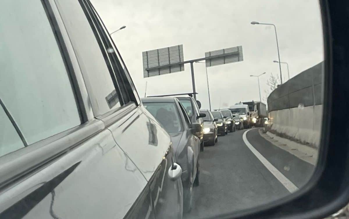 Creștere ușoară a înmatriculărilor de autoturisme noi în 2025, cu un avans semnificativ pentru electrificate