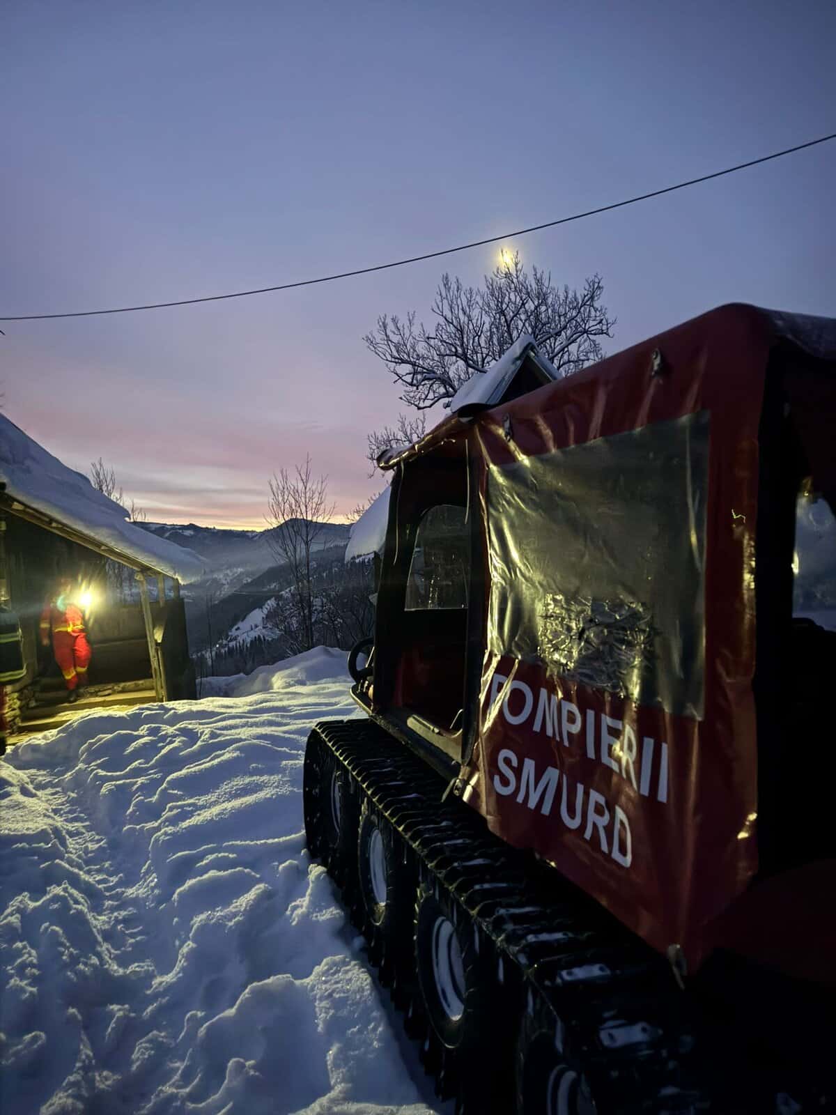 Pompierii din Câmpeni au intervenit cu autoșenilata pentru un transport medical în zona Horea