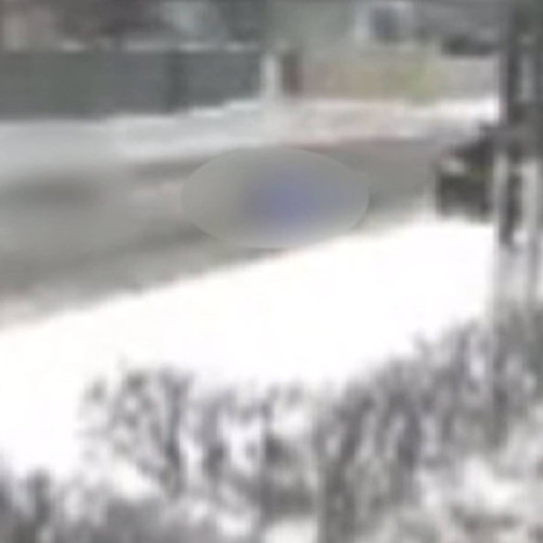 Doi adolescenți răniți după ce au fost loviți de o mașină în timp ce se dădeau cu sania pe stradă