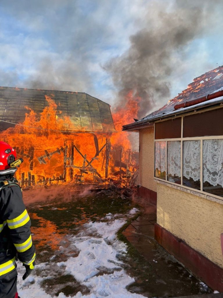 Pompierii intervin pentru stingerea unui incendiu într-o gospodărie din comuna Călinești