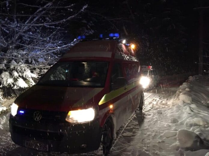 Doi tineri loviți de o mașină în timp ce se aflau pe o sanie în Oltina