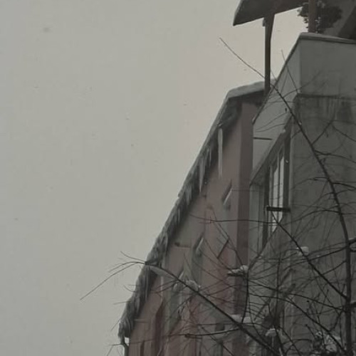 O băimăreancă atrage atenția asupra pericolului reprezentat de sloiurile de gheață de pe acoperișuri