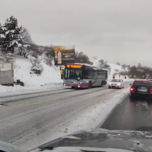 Circulația rutieră se îngreunează la Cluj din cauza ninsoarii abundente